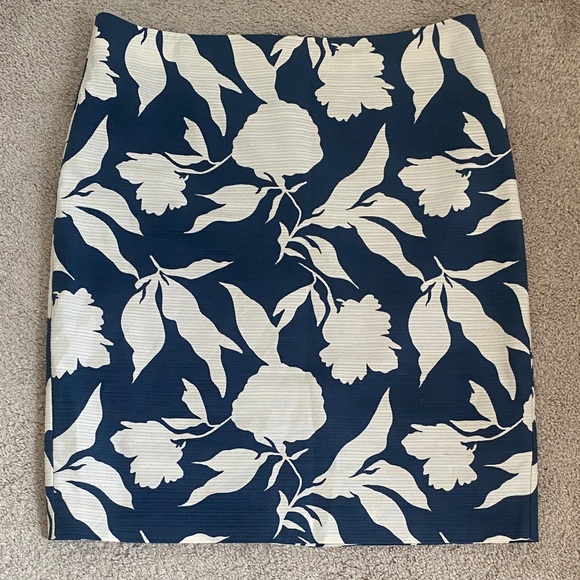 Ann Taylor Factory Dresses & Skirts - Ann Taylor Factory Lined Blue and White Floral Pencil Skirt